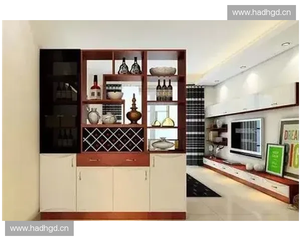 现代客厅屏风隔断设计效果图展示精美空间布局与实用性巧思 现代客厅屏风隔断设计效果图展示精美空间布局与实用性巧思